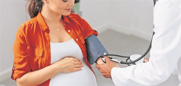 Nephrologen empfehlen nach Präeklampsie lebenslange Nachsorge Eine schwangere Frau bekommt von Ihrem Arzt den Blutdruck gemessen.
