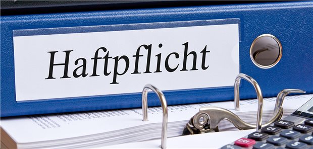 Nur Zulassungsausschuss darf Nachweis für Berufshaftpflichtversicherung anfordern Aktenordner mit Aufschrift "Haftpflicht"