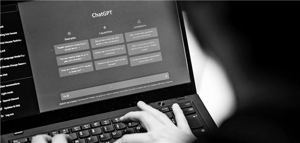 Fallbeispiel: ChatGPT empfahl ärztliche Hilfe bei Psychose Ein Mann sitzt vor einem Laptop und hat die Website von ChatGPT geöffnet.