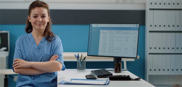 Ein Jahr elektronische Patientenakte: Wie bewerten Sie die ePA aus Praxissicht? MFA neben Bildschirm
