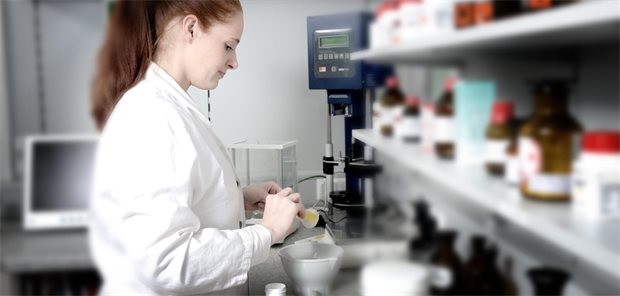 Minister-Erlass NRW: Defekturarzneimittel vorerst doch noch als Sprechstundenbedarf Frau in weißem Kittel steht in einem Apothekenlabor