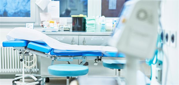 So lassen sich Praxen ihre Therapieliege fördern Sicherheit für Patienten und Mitarbeiter geht vor – unter Umständen können sich Praxen deshalb auch die Anschaffung neuer Therapieliegen fördern lassen.