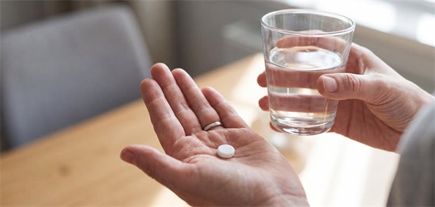 Faktenckeck orales Semaglutid: Was es kann und wo der Haken ist Hände hallten Tablette in linker Hand und Glas Wasser in rechter Hand