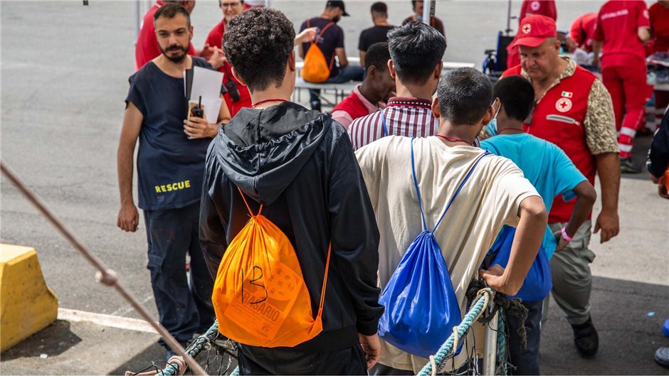 Sind alle aufgenommenen Menschen von Bord, kehrt das Schiff zurück ins Mittelmee...