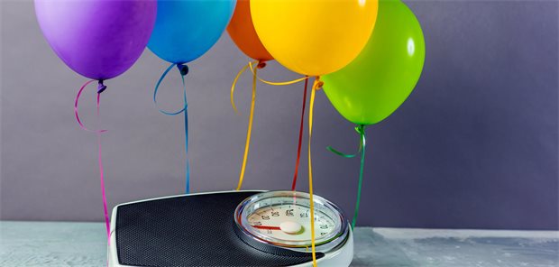 Kosten für Abnehmspritze lassen sich von der Steuer absetzten Luftballons an einer Waage