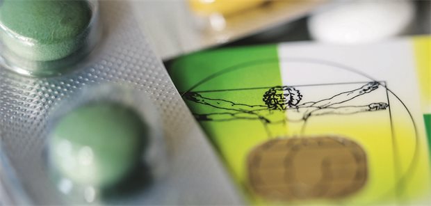 „Deutschland-Abschlag“ für Pharmahersteller: Gesucht ist eine kluge Standortklausel Das Foto zeigt Tabletten in einem Blister und eine Krankenversicherungskarte.