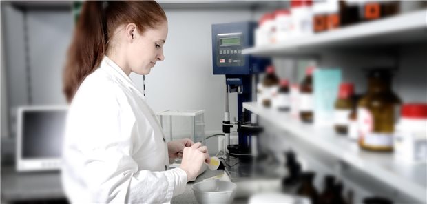 Apothekenreform: Regierung weist die wichtigsten Einwände der Länder zurück Sollen PTA die approbierte Apothekenleitung vertreten dürfen? Die Bundesregierung will das zumindest probeweise mal ermöglichen, um Filialbetriebe zu entlasten – auch als Antwort auf den Fachkräftemangel.
