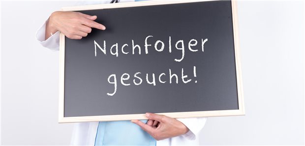 Protest gegen GKV-Spargesetz: Hausarzt Kevin Ortlieb stellt seine Praxis zum Verkauf Arzt mit Schild Nachfolger gesucht.