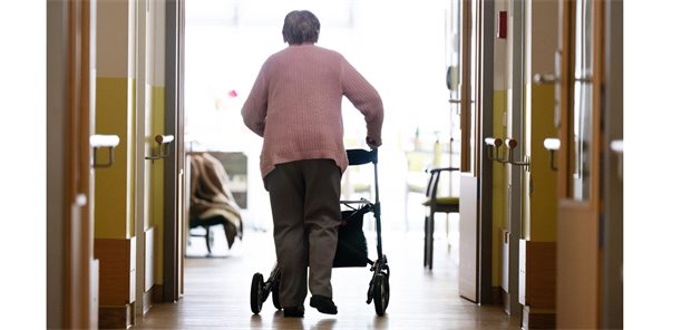 Große Reform als Ziel: Bundeskabinett setzt Pflegestrukturkommission ein Eine ältere Dame schiebt einen Rollator über den Flur eines Pflegeheimes.