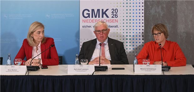SPD-Länder drohen beim GKV-Sparpaket mit dem Vermittlungsausschuss Das Foto zeigt die Bundesministerin für Gesundheit Nina Warken (links), den Gesundheitsminister von NRW, Karl Josef Laumann, und Hamburgs Gesundheitssenatorin Melanie Schlotzhauer (rechts) bei einer gemeinsamen Pressekonferenz in Hannover.