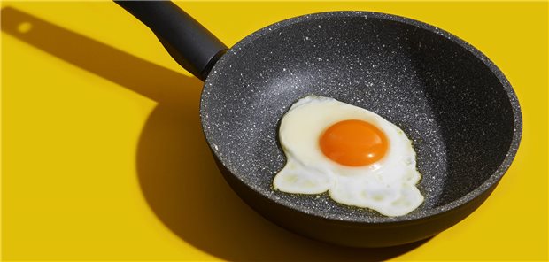Sind Eier wirklich so gefährlich für Herz und Gefäße? Ei Spiegelei in einer Pfanne