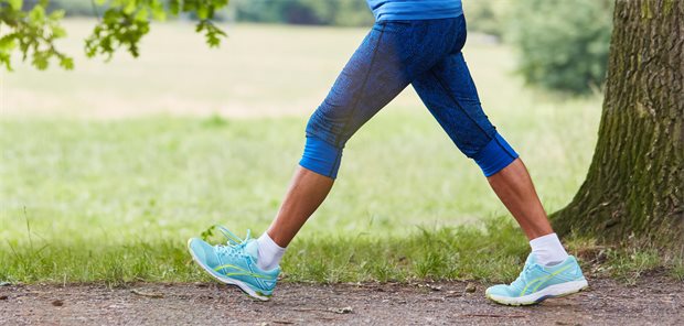 Körperliches Training hilft wohl doch kaum bei Hüftarthrose Eine Frau geht Walken im Park. Man sieht nur ihre Beine.