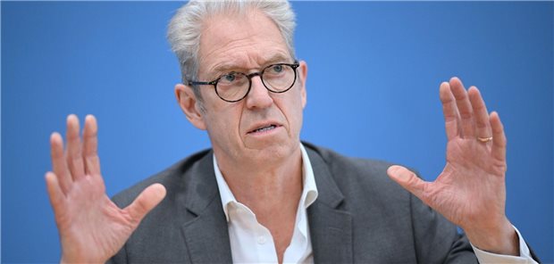 Vertragsärzte setzen auf höhere Steuern für Tabak und Alkohol Andreas Gassen im grauen Anzug gestikuliert mit den Händen.