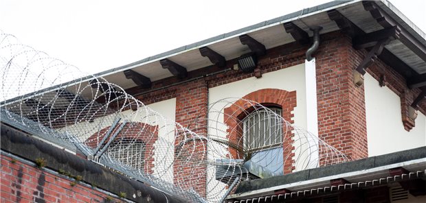 Stacheldraht und vergitterte Fenster sichern den forensischen Teil (geschlossene Unterbringung) der psychiatrischen Klinik der Hamburger Asklepios-Klinik Nord / Ochsenzoll.