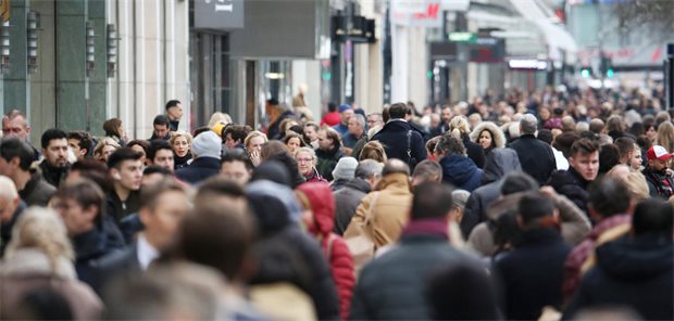 Pflege und Gesundheit: Deutschland ist ein Demografie-Puzzle Das Foto zeigt Menschen auf der Königsallee in Düsseldorf.