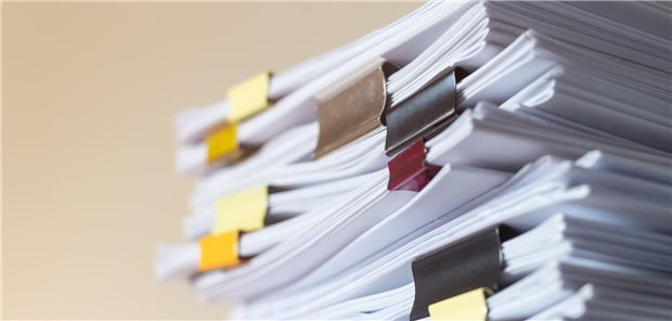 Systemischer Lupus erythematodes: Die Leitlinie zur Leitlinie Ein Stapel mit durch Büroklammer zusammen gehaltenen Dokumenten.