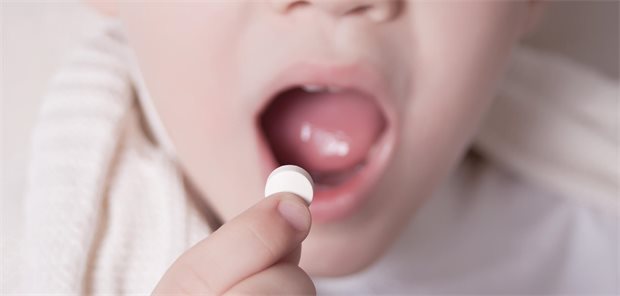 Familiäre Hypercholesterinämie bei Kindern: Welche Lipidtherapie empfohlen wird Ein Kind nimmt eine Tablette ein.