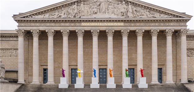 Statuen mit Sportgeräten stehen vor dem Palais Bourbon, dem Sitz der französischen Nationalversammlung, um die Olympischen Spiele anzukündigen. Aktuell wird in der Nationalversammlung über ein Gesetz zur Sterbehilfe debattiert.