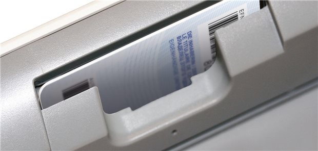 KBV rät dringend: Jetzt Ersatz für ältere Konnektoren beschaffen Steckt da die richtige Karte drin, oder muss sie etwa zum Jahreswechsel ausgetauscht werden? Die KBV warnt Vertragsarztpraxen vor Untätigkeit bei älteren Konnektoren und Arztausweisen, weil anderenfalls der TI-Zugang blockiert wäre.