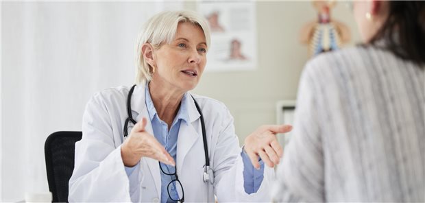 HPV und seine Folgen: Mit diesen Antworten beruhigen Sie Patienten Eine Ärztin erklärt einer Patientin mit ernstem Gesicht eine Sachlage.