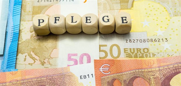 PKV-Verband legt „Alternative zur bevorstehenden Pflegereform“ vor Die Buchstaben PFLEGE liegen auf mehreren 50-Euro-Scheinen.