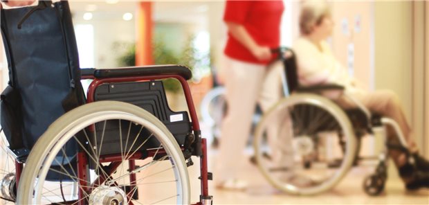 Eigenanteile im Pflegeheim klettern weiter – im Nordosten auf mehr als 2400 Euro Steigende Kosten, steigende Eigenanteile: Blick in ein Pflegeheim. (Symbolbild)