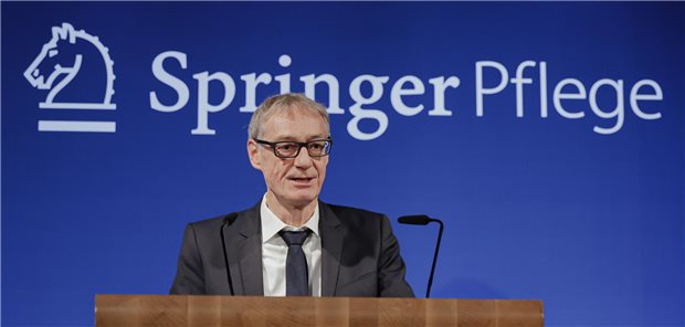 Knabbern am Arztvorbehalt: „Wir müssen die Versorgung auf breitere Schultern legen“ „Steine aus dem Weg räumen“: Gesundheits-Staatssekretär Christian Luft zum Auftakt des Kongresses „Pflege 2026“ am Freitag in Berlin.