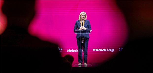 Warum Ministerin Warken „nicht bei, sondern durch Digitalisierung sparen“ will Bundesgesundheitsministerin Nina Warken (CDU) steht vor einem Rednerpult auf einer Bühne der DMEA.