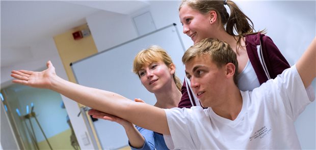 Studierende der Berlin-Brandenburger Akademie der Gesundheit während ihrer Ausbildung im Fach Physiotherapie: Der AOK-Bundesverband plädiert für ein Nebeneinander von fachschulischer Ausbildung und Teilakademisierung.