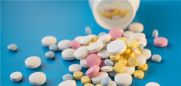Diese Blutdrucksenker werden am besten vertragen Tablets to maintain the correct functioning of the human cardiovascular system on a blue background close-up