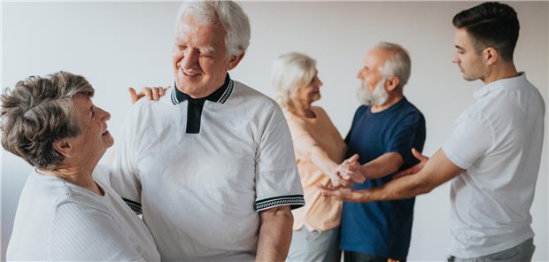 Körperliche Bewegung bei Depressionen: Wer tanzt, profitiert wohl am meisten Tanzen verbindet körperliche Bewegung mit Musik und einem sozialen Umfeld. Die Studienlage weist zunehmend darauf hin, dass diese Faktoren Tanz zu einer besonders geeigneten Sportart bei Depressionen machen.
