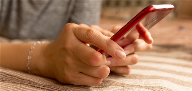 Long-COVID und ME/CFS: Fünf Forschungsprojekte für die bessere Versorgung Frau mit Smartphone in der Hand