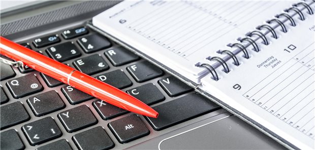 Sind Privattermine für Kassenpatienten erlaubt? Diese Grenzen gelten für Ärztinnen und Ärzte EIn Terminkalender liegt auf einem Laptop.