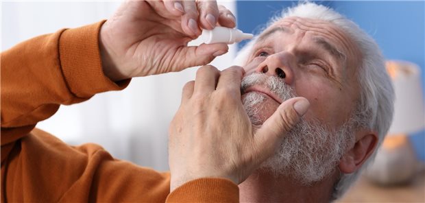 Betablocker gegen Glaukom erhöhen nicht das Parkinson-Risiko Ein älterer Mann, der sich zu Hause topische nichtselektiven Betablocker als Augentropfen verabreicht.