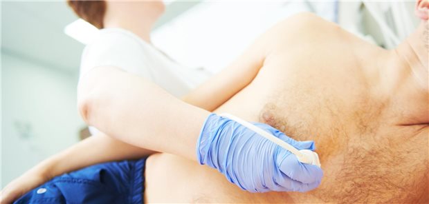 Transthorakale Echokardiographie: Wie Sie „gruselige Bilder“ vermeiden Ärztin macht eine Transthorakale Echokardiographie bei einem Mann.