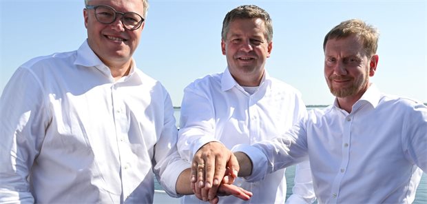 „Diesem Weg werden wir nicht zustimmen“: Ostdeutsche Regierungschefs begehren gegen Pflegereform auf Treffen am Geiseltalsee: Mario Voigt (l.), Ministerpräsident von Thüringen, Sven Schulze (M.), Ministerpräsident von Sachsen-Anhalt, und Michael Kretschmer (r.), Ministerpräsident von Sachsen.