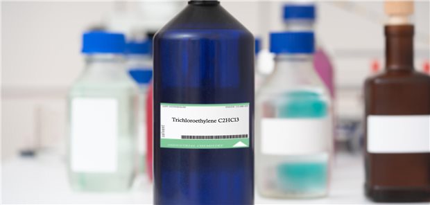 Vermehrt Parkinsonfälle bei hohen Trichlorethylen-Emissionen Eien Glasflasche steht in einem Labor, dahinter stehen weitere Glasflaschen.