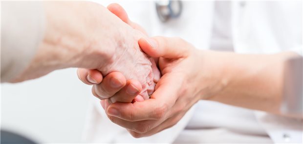 Professionelle Palliativversorgung in der Praxis: Wie MFA mit Nähe, Distanz und Struktur arbeiten zwei Personen halten sich an den Händen