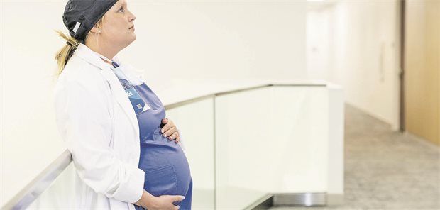 Arbeiten im Herzkatheterlabor während der Schwangerschaft: Ist das sicher? Junge Frau hält ihren Schwangerschaftsbauch