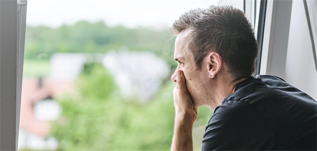 Aktuell keine Off-Label-Kandidaten gegen Long COVID in der Bewertung Mann sitzt am Fenster und starrt hinaus