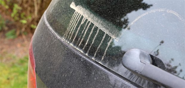 Saharastaub in Deutschland: Folgen für Lunge, Herz und Atemwege Auto mit Saharastaub überzogen.