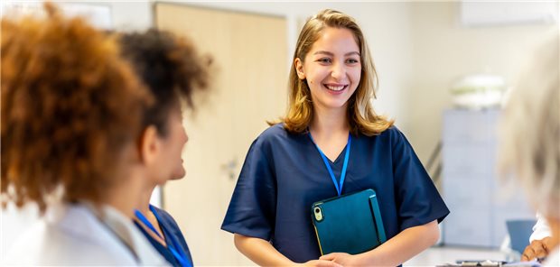 Zahl der Ausbildungsverträge in der Pflege gestiegen Pflegekraft vor Ärztinnen