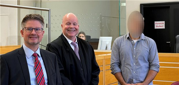 Früherer Arzt der MHH von Mordvorwürfen freigesprochen Der freigesprochene Arzt mit seinen Verteidigern