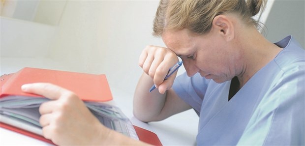Abgeordnete sehen bei der Pflege dringenden Handlungsbedarf Überlastete Pflegekraft: In vielen Kliniken und Altenpflegeeinrichtungen gibt es einen großen Mangel an Mitarbeitern. Das bleibt nicht ohne Folgen.