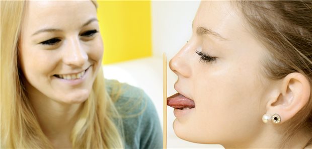 LSG Essen: Logopädiepraxis braucht Behandlungsraum mit mindestens 20 Quadratmetern Übung und Therapie mit Holzspatel in einer Logopädie-Praxis.