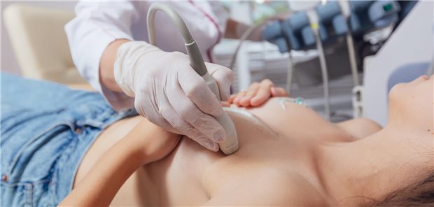 Gynäkologen verteidigen IGeL-Ultraschall Eine junge Frau liegt auf dem Rücken, während der Arzt ihre Brust ultraschallt.