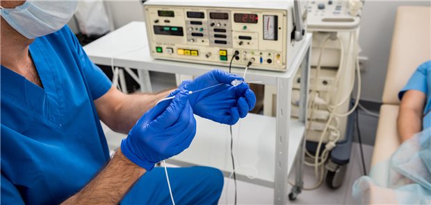 Kontrolle von Risikofaktoren schützt vor Vorhofflimmern-Rezidiven Ein Kardiologe verwendet einen Schlauch für die Radiofrequenzkatheterablation eines Patienten mit Vorhofflimmern.