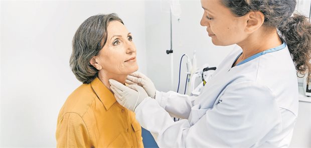 Therapierefraktäre Hypothyreose: Was steckt dahinter? Ärztin untersucht Schilddrüse