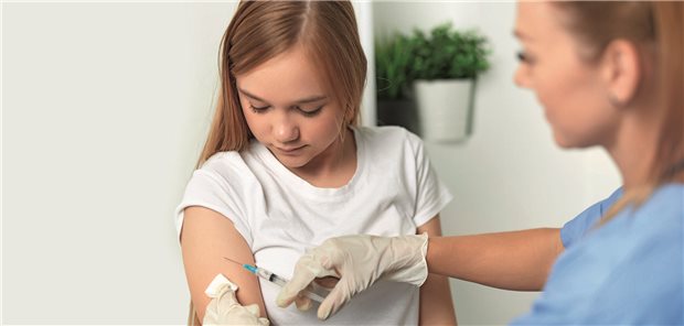 Aktuelle Analyse: Deutliche Hinweise auf Nutzen der HPV-Impfung Junges Mädchen bei Impfung