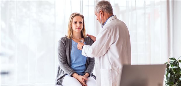 Gesundheits-Check-up: Was bringt die Prüfung auf Herz und Nieren? Ein Arzt untersucht eine junge Frau im Rahmen eines Gesundheits-Check-ups.
